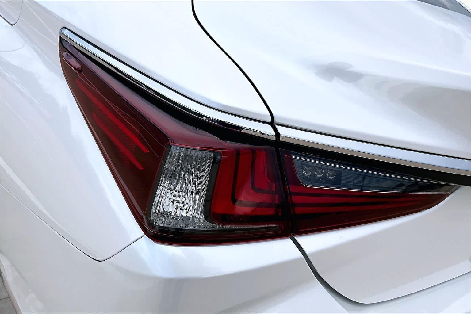 2020 Lexus ES 350 photo 29 of 37