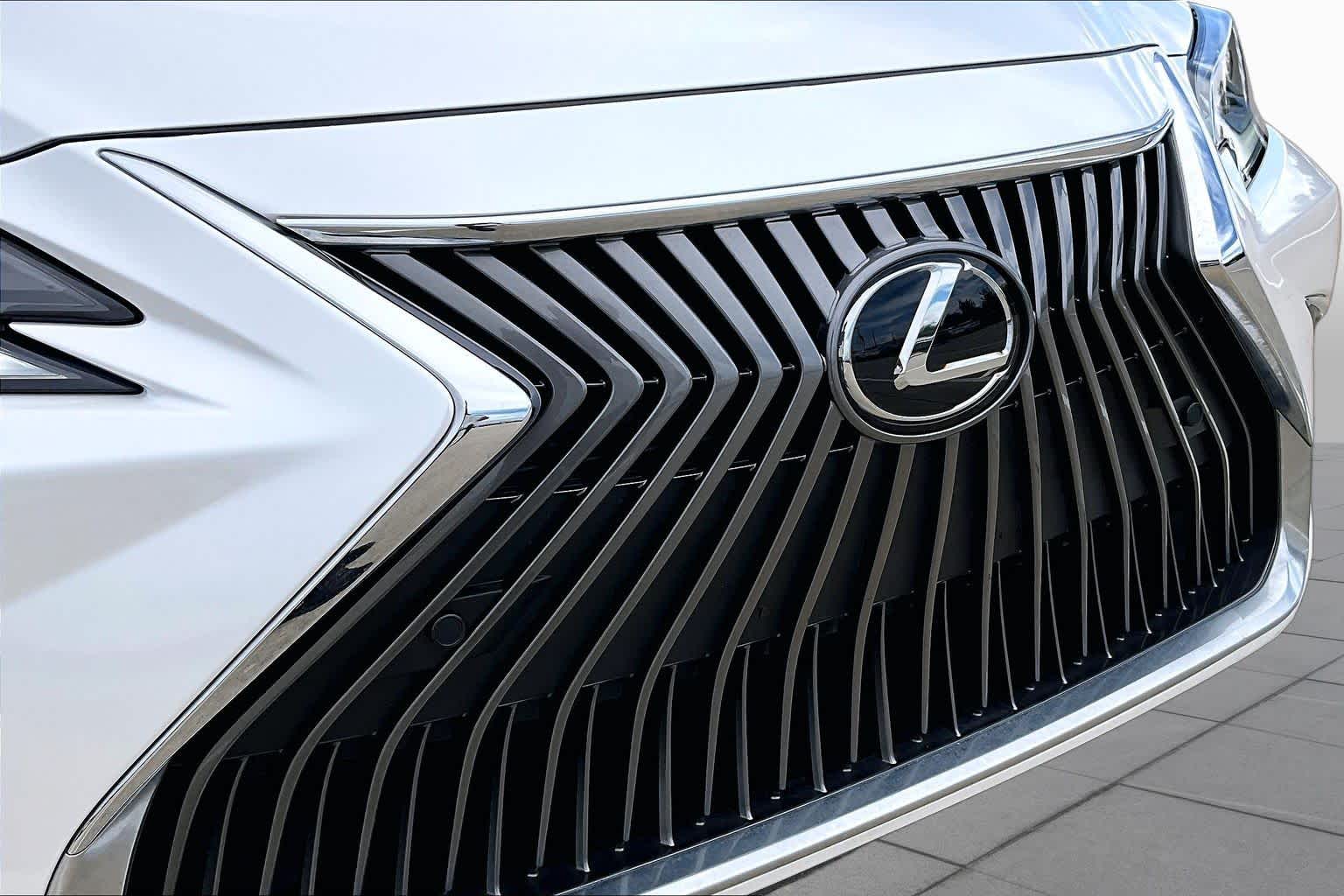 2020 Lexus ES 350 photo 30 of 37