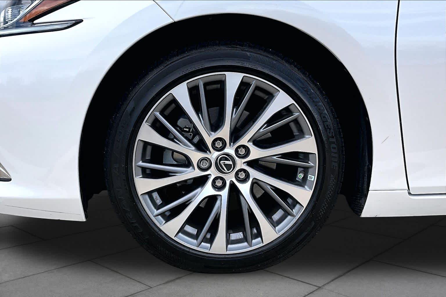 2020 Lexus ES 350 photo 11 of 37