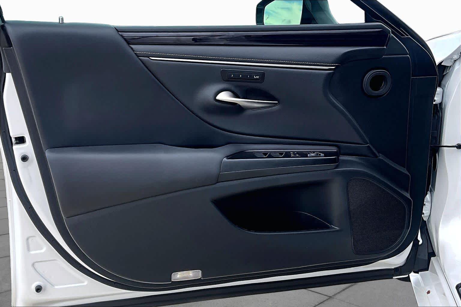 2020 Lexus ES 350 photo 22 of 37