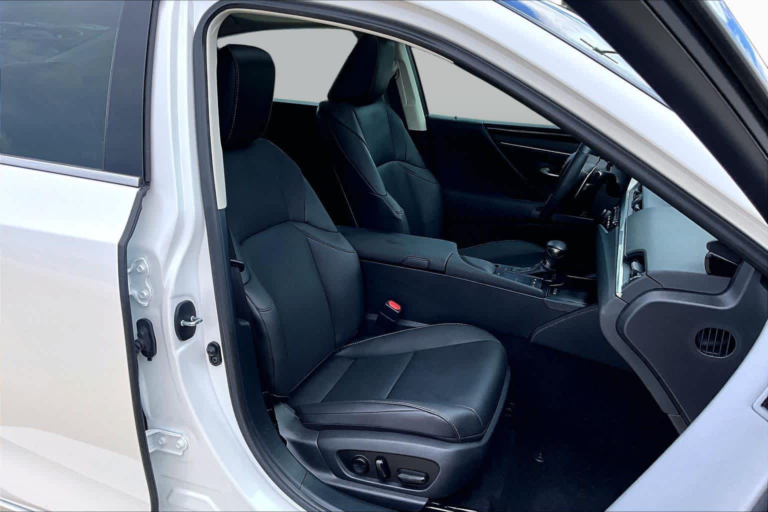 2020 Lexus ES 350 photo 9 of 37