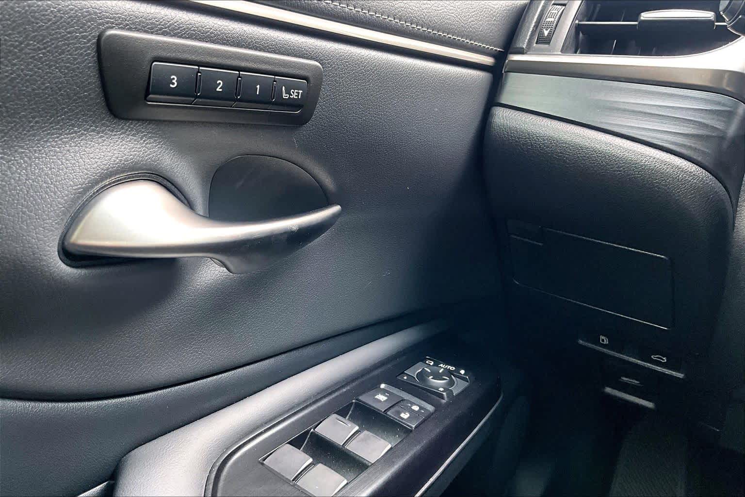2020 Lexus ES 350 photo 36 of 37