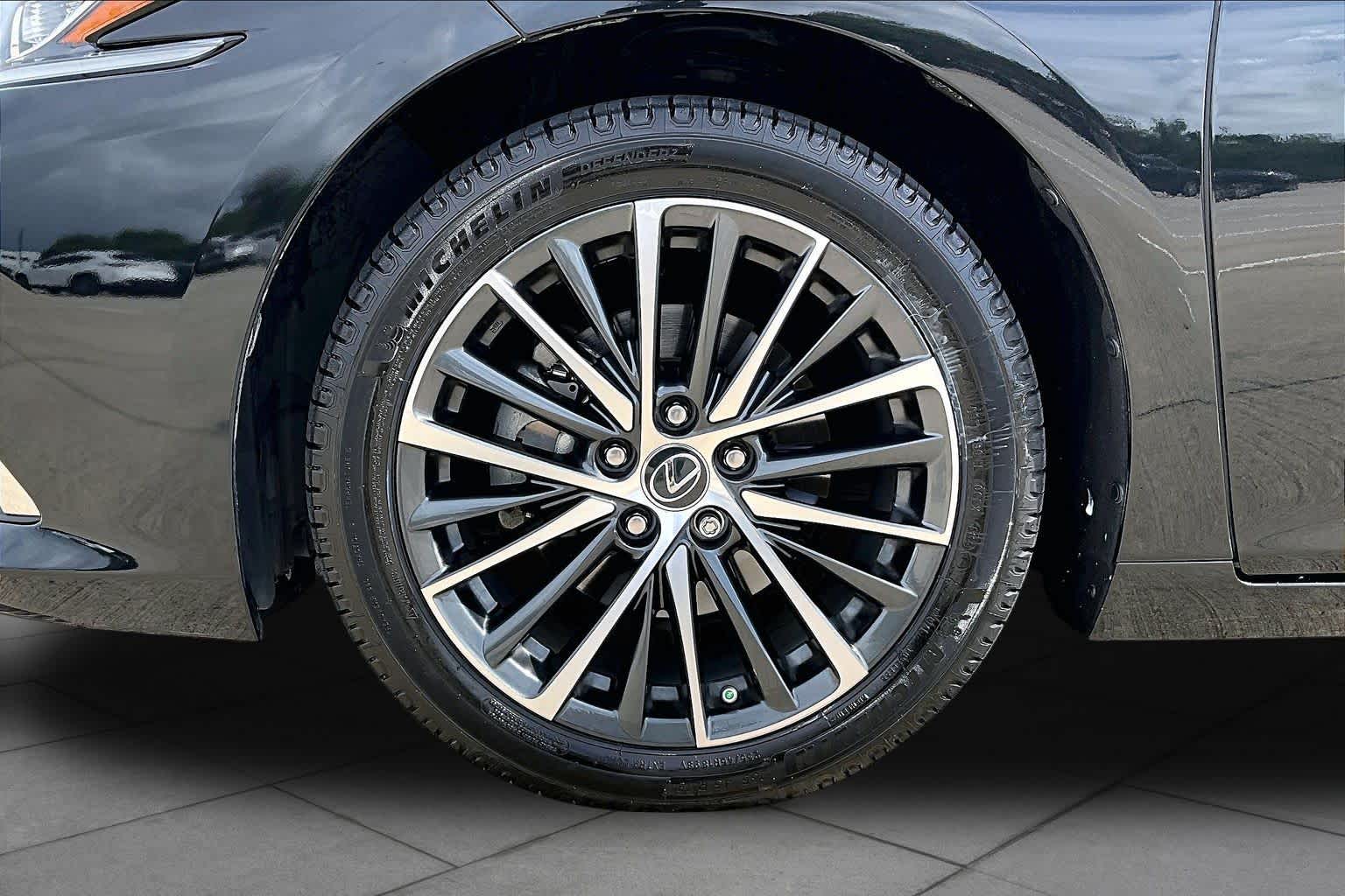 2023 Lexus ES 350 photo 11 of 36