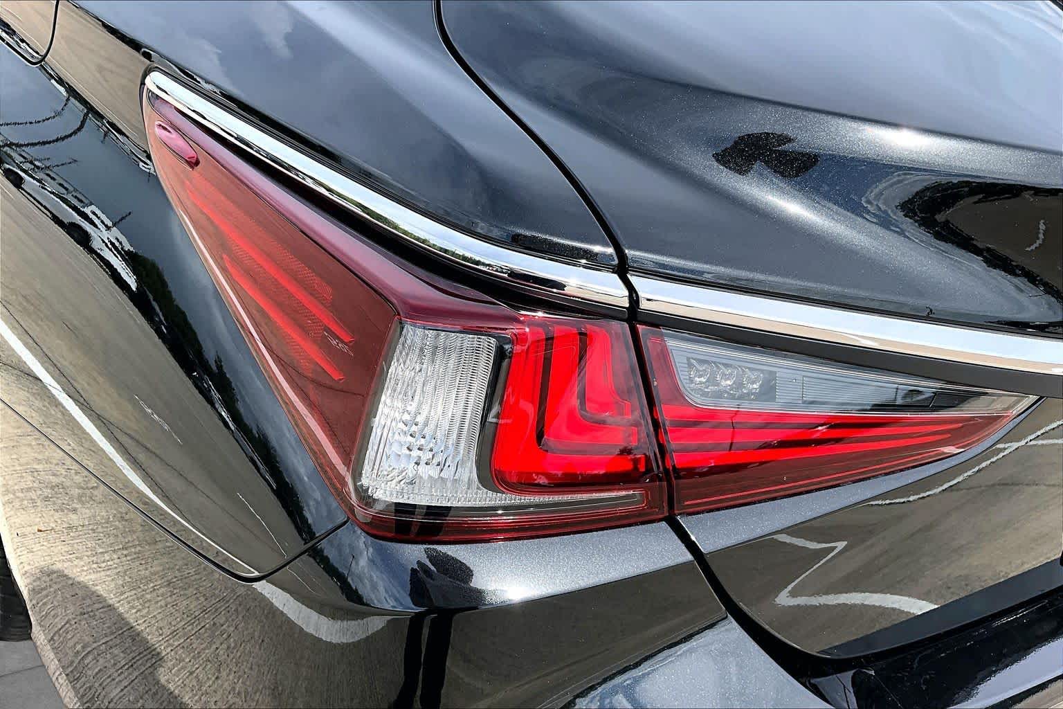 2023 Lexus ES 350 photo 28 of 36