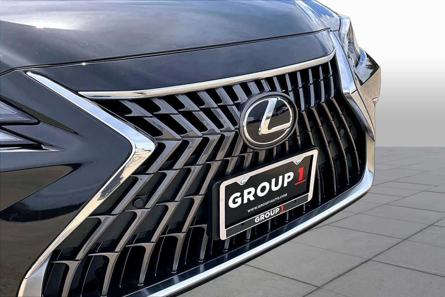 2023 Lexus ES 350 photo 29 of 36