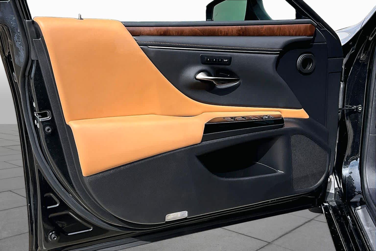 2023 Lexus ES 350 photo 22 of 36