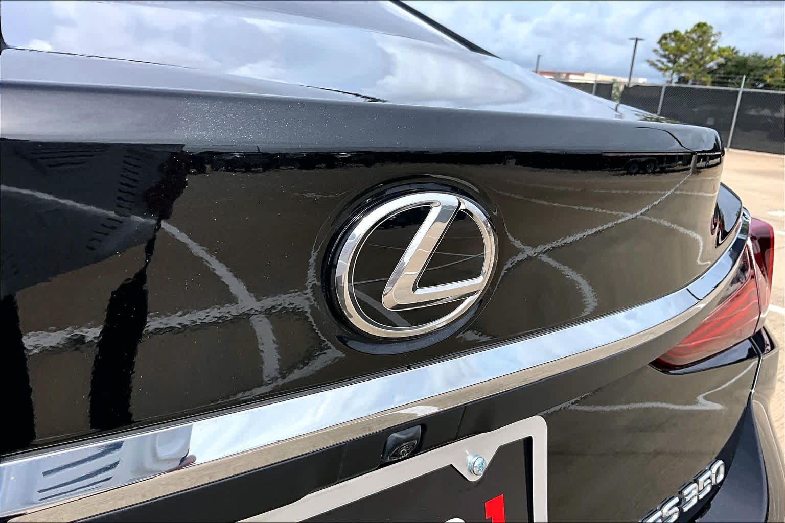 2023 Lexus ES 350 photo 30 of 36