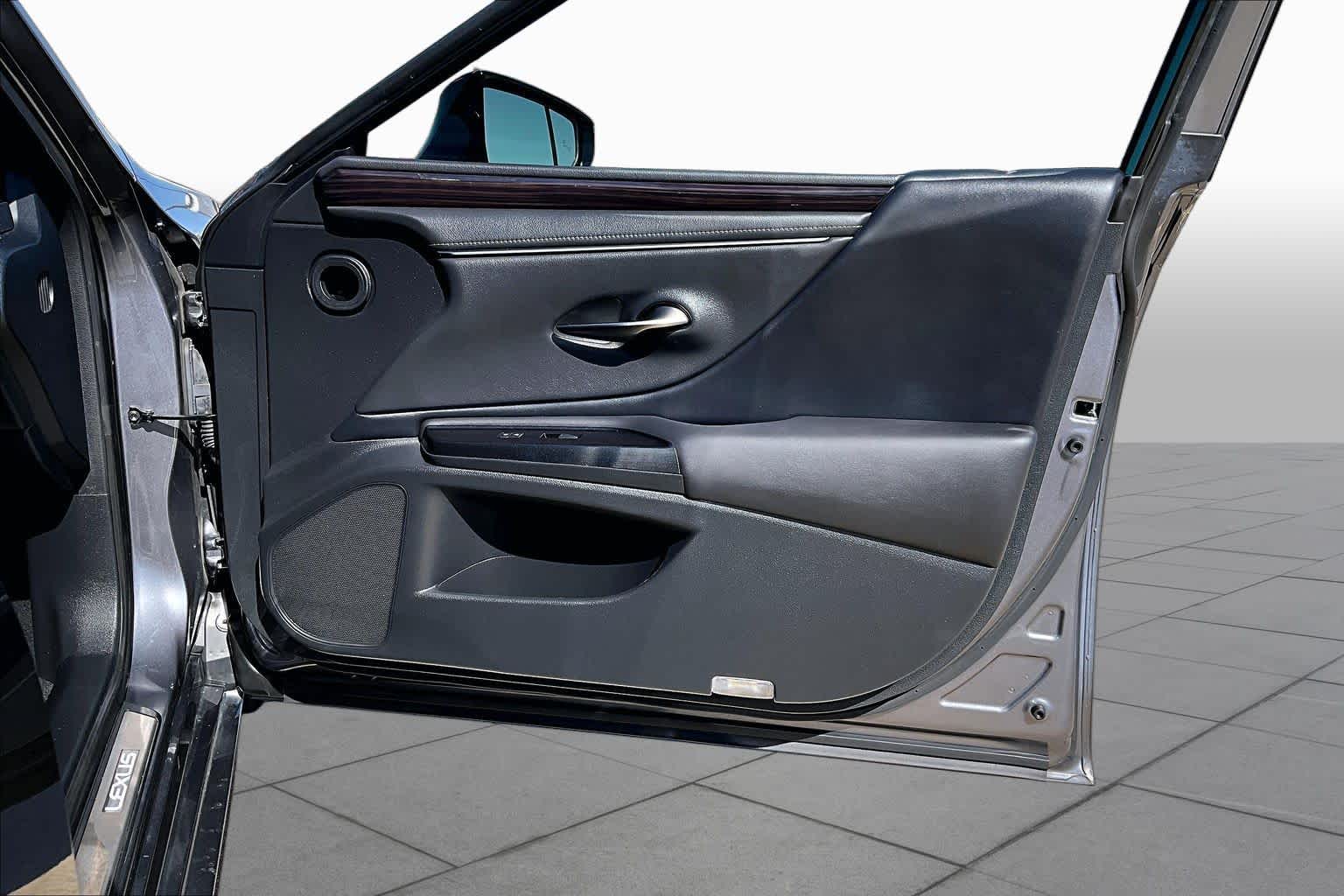 2020 Lexus ES 350 photo 23 of 36