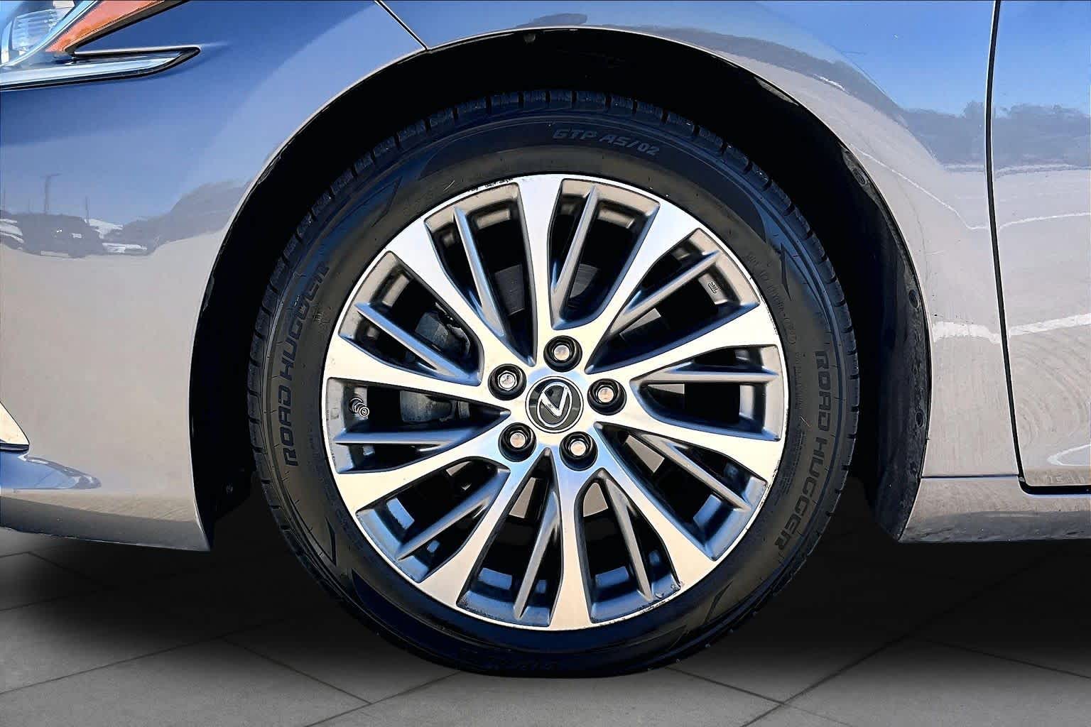 2020 Lexus ES 350 photo 11 of 36