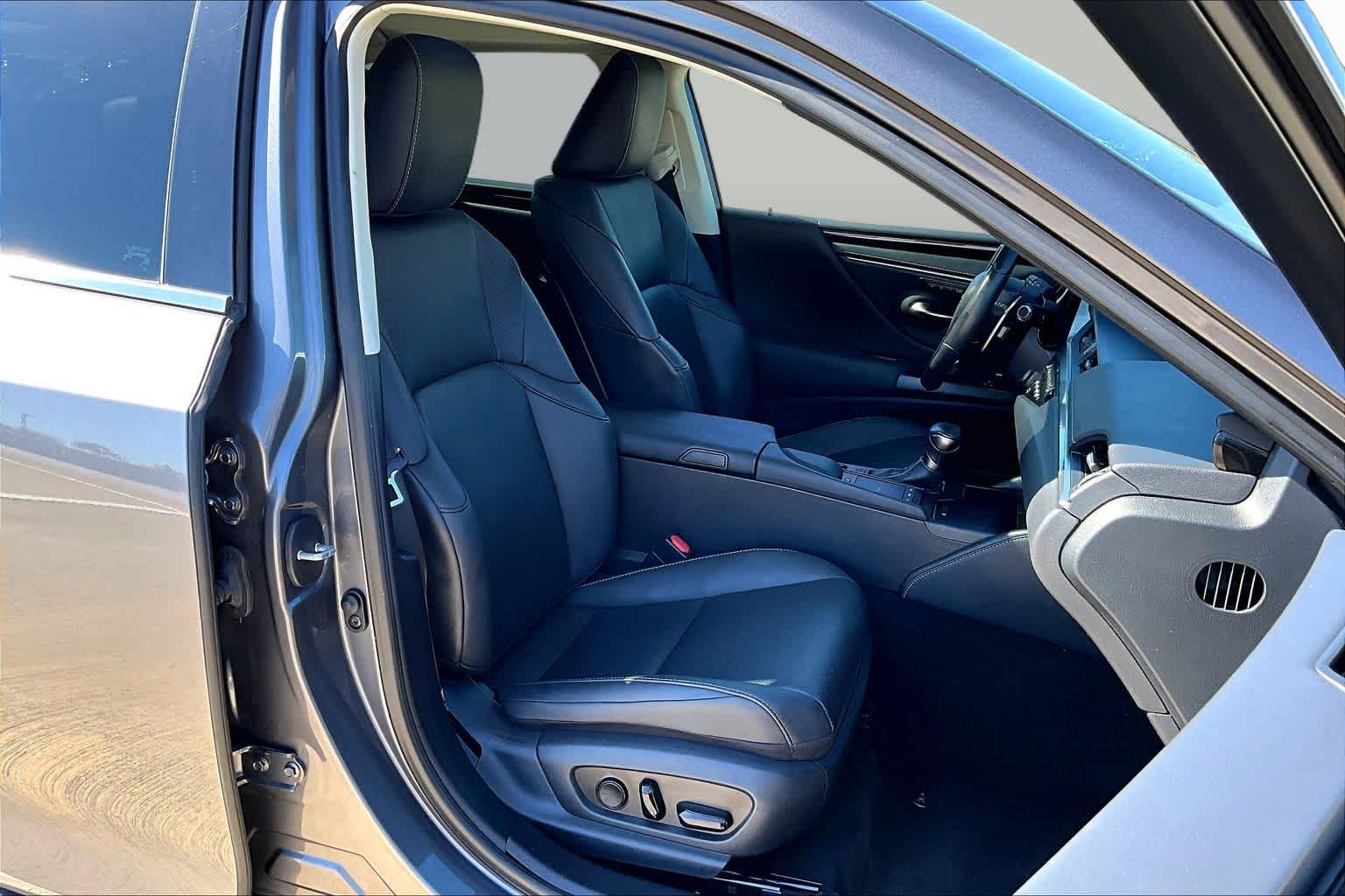 2020 Lexus ES 350 photo 9 of 36