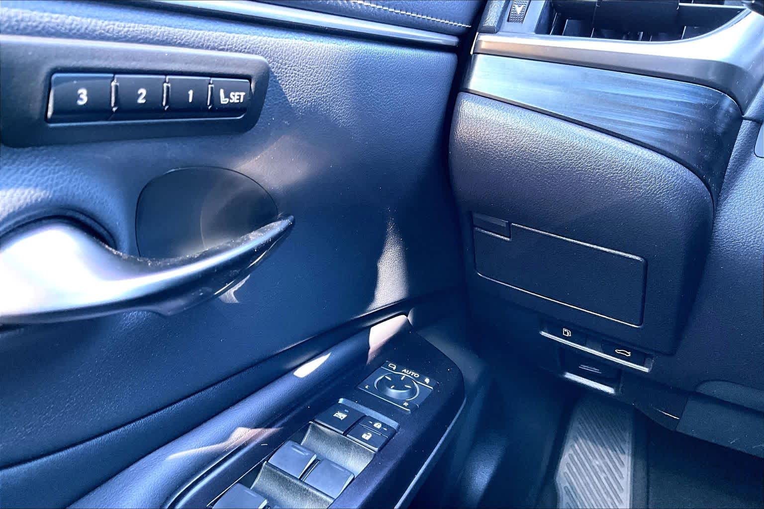 2020 Lexus ES 350 photo 35 of 36