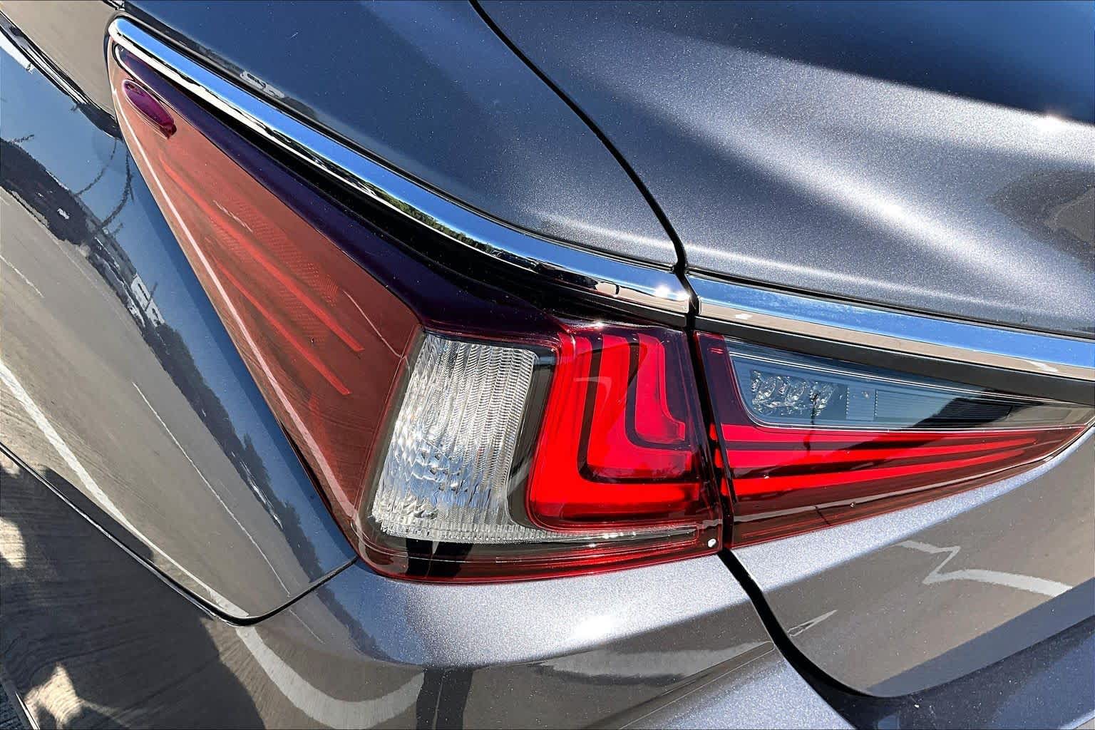 2020 Lexus ES 350 photo 28 of 36