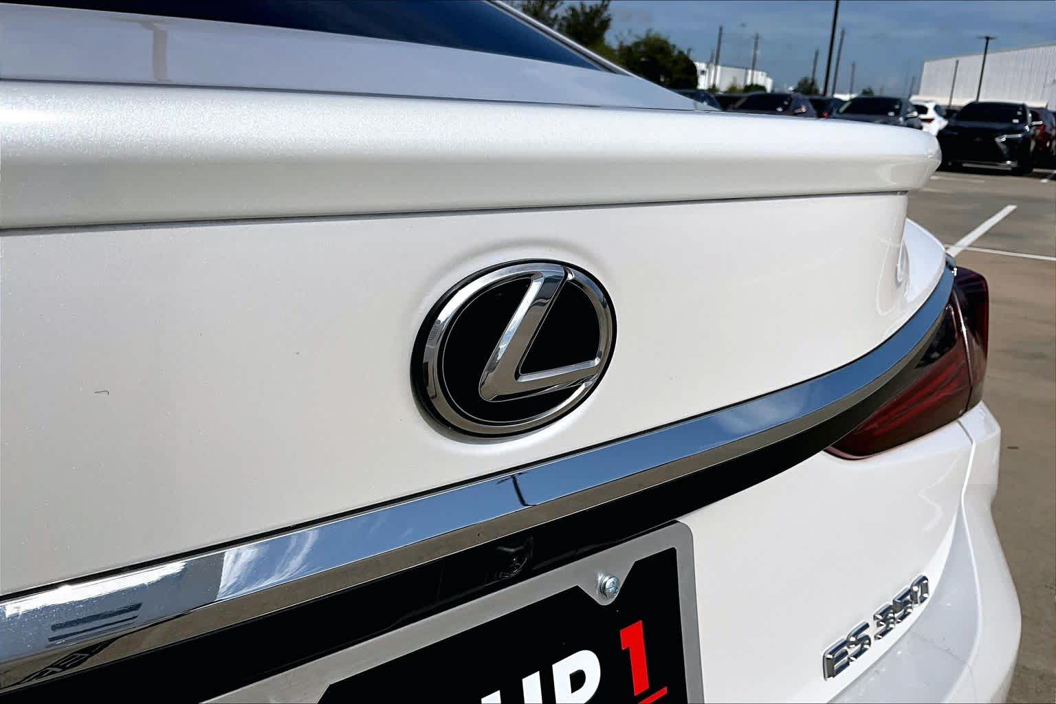 2024 Lexus ES 350 photo 31 of 37