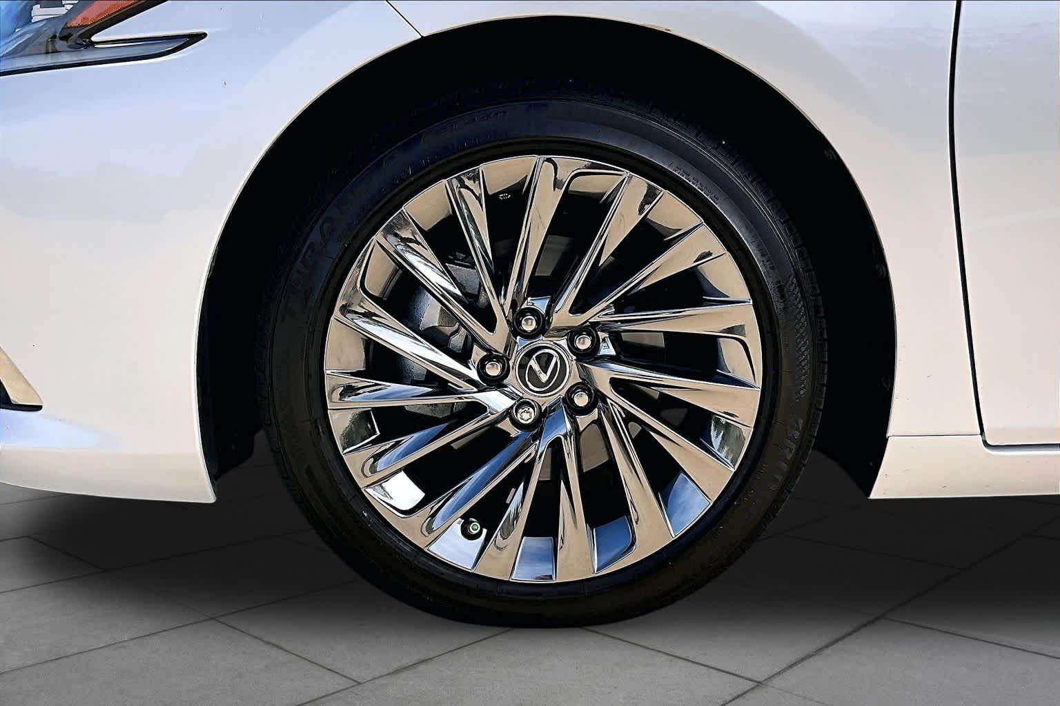 2024 Lexus ES 350 photo 11 of 37