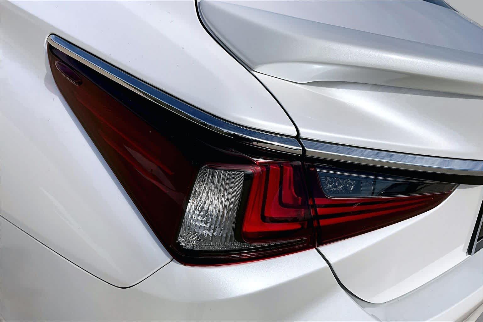 2024 Lexus ES 350 photo 29 of 37