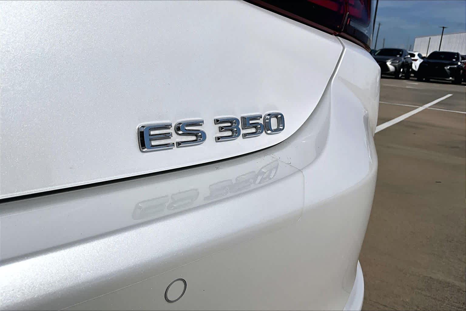 2024 Lexus ES 350 photo 10 of 37