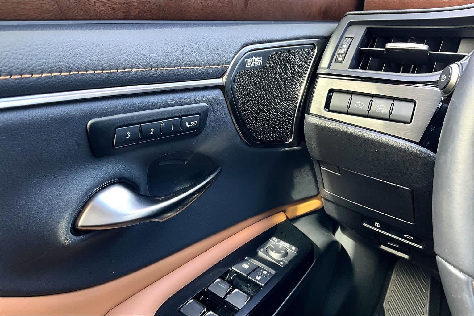 2024 Lexus ES 350 photo 36 of 37