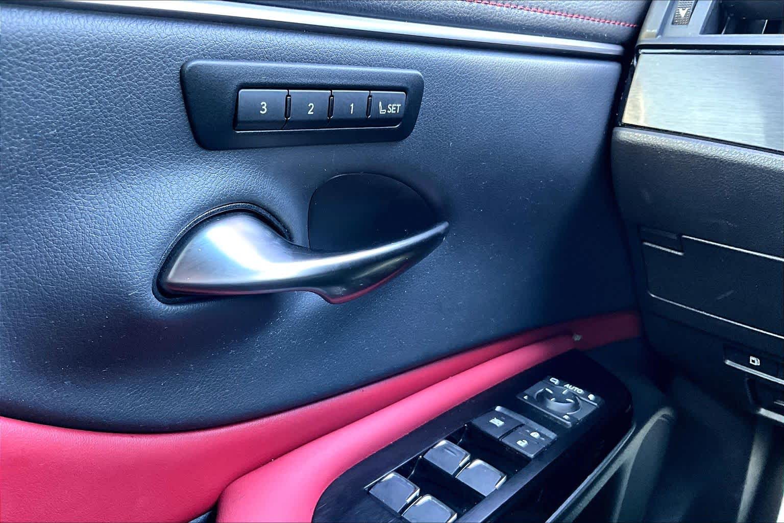 2024 Lexus ES 350 photo 32 of 35