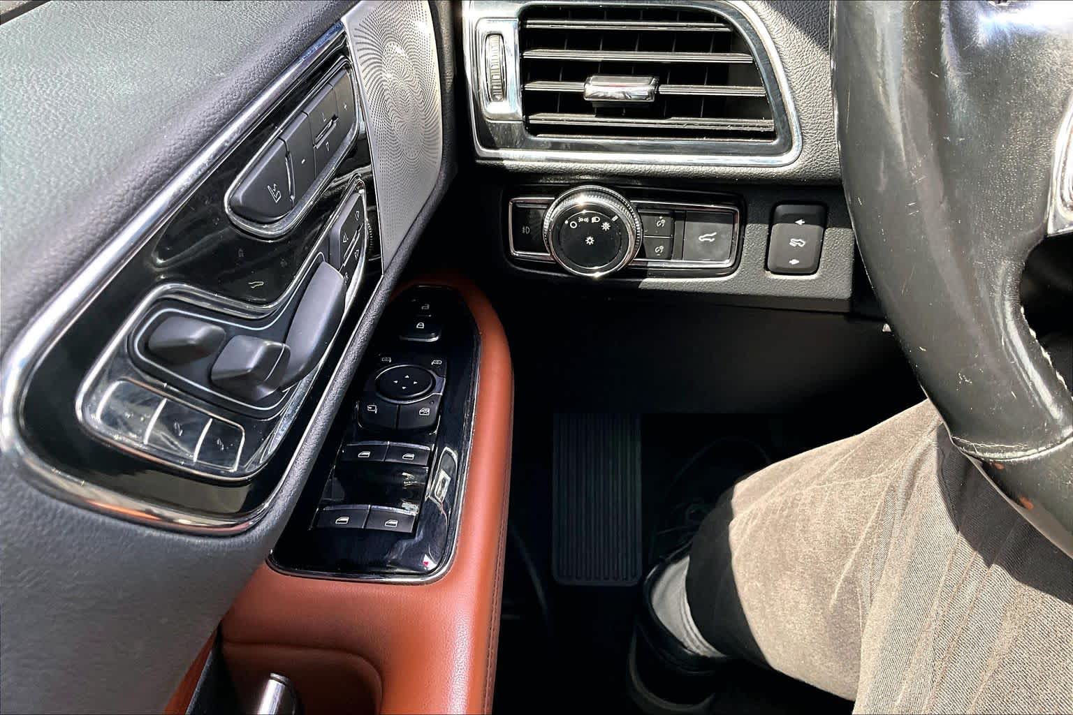 2019 Lincoln Navigator photo 34 of 35