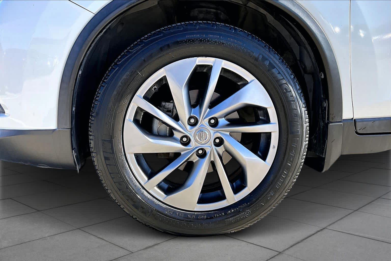 2015 Nissan Rogue SL Pearl White at Sterling McCall Nissan