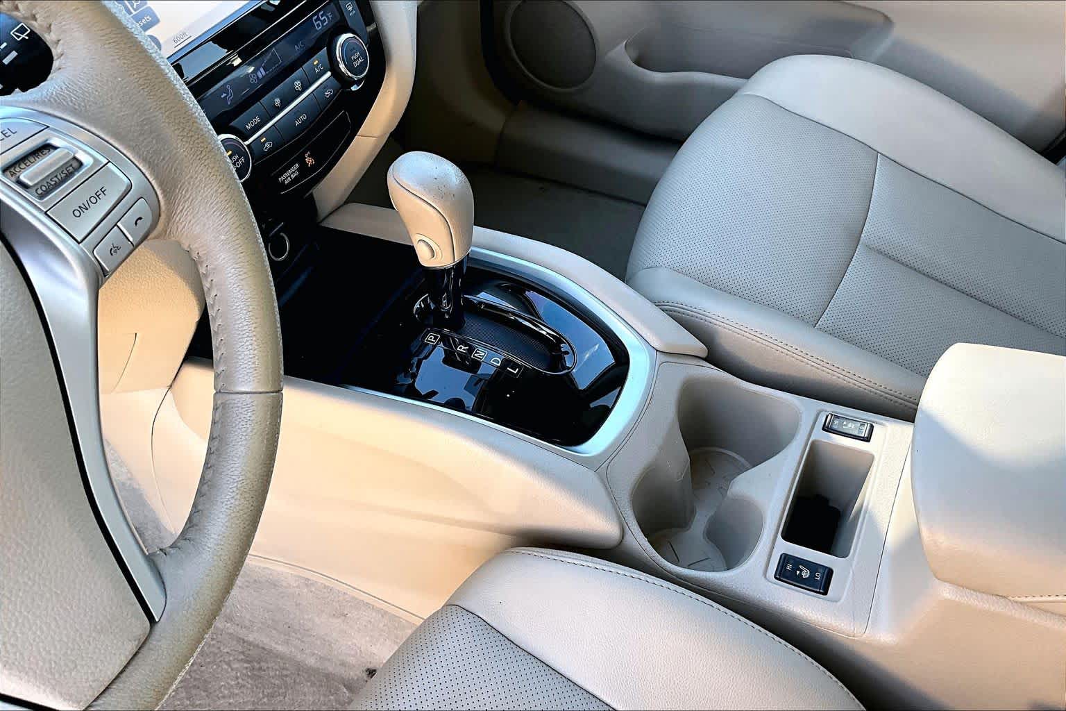 2015 Nissan Rogue SL Pearl White at Sterling McCall Nissan