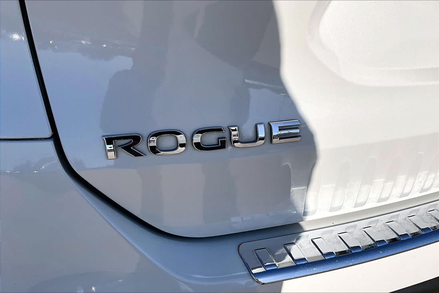 2015 Nissan Rogue SL Pearl White at Sterling McCall Nissan