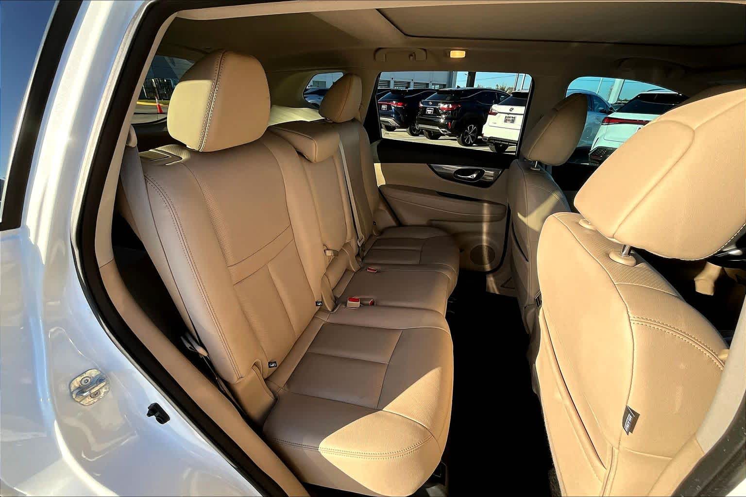 2016 Nissan Rogue SL Pearl White at HGreg Houston