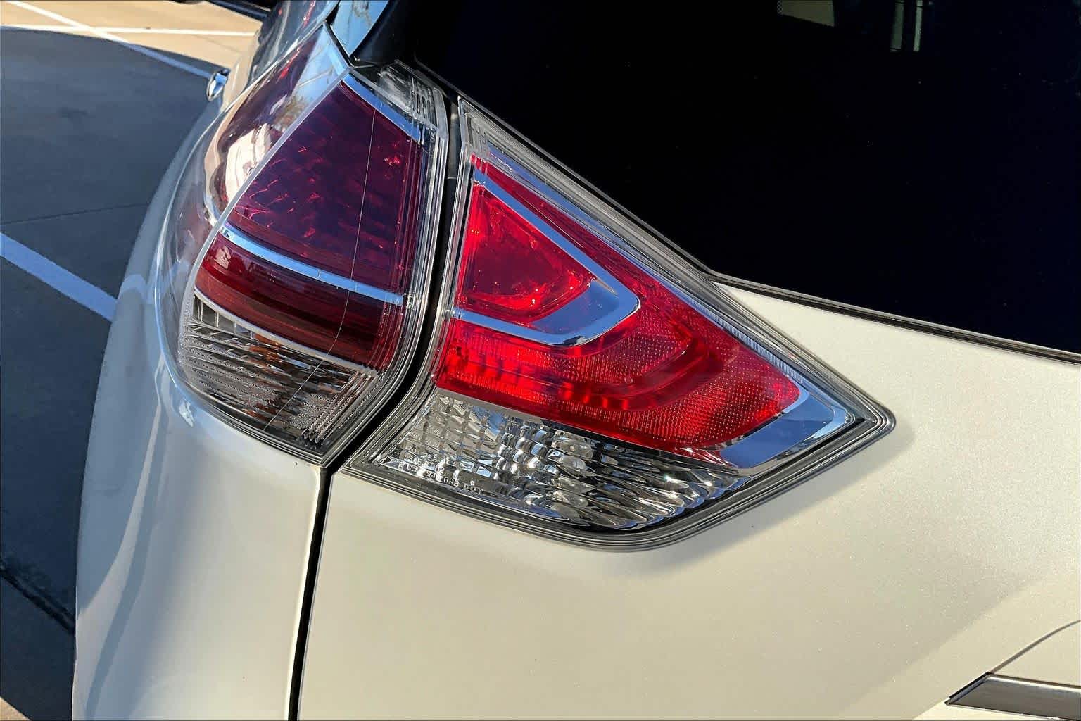 2016 Nissan Rogue SL Pearl White at HGreg Houston