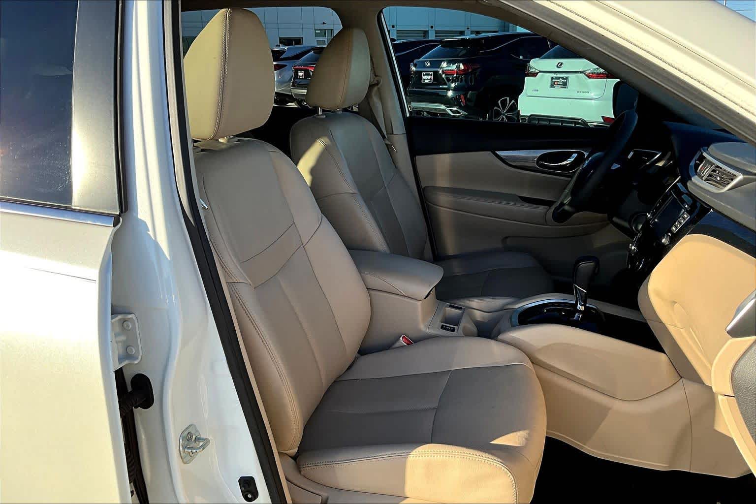 2016 Nissan Rogue SL Pearl White at HGreg Houston