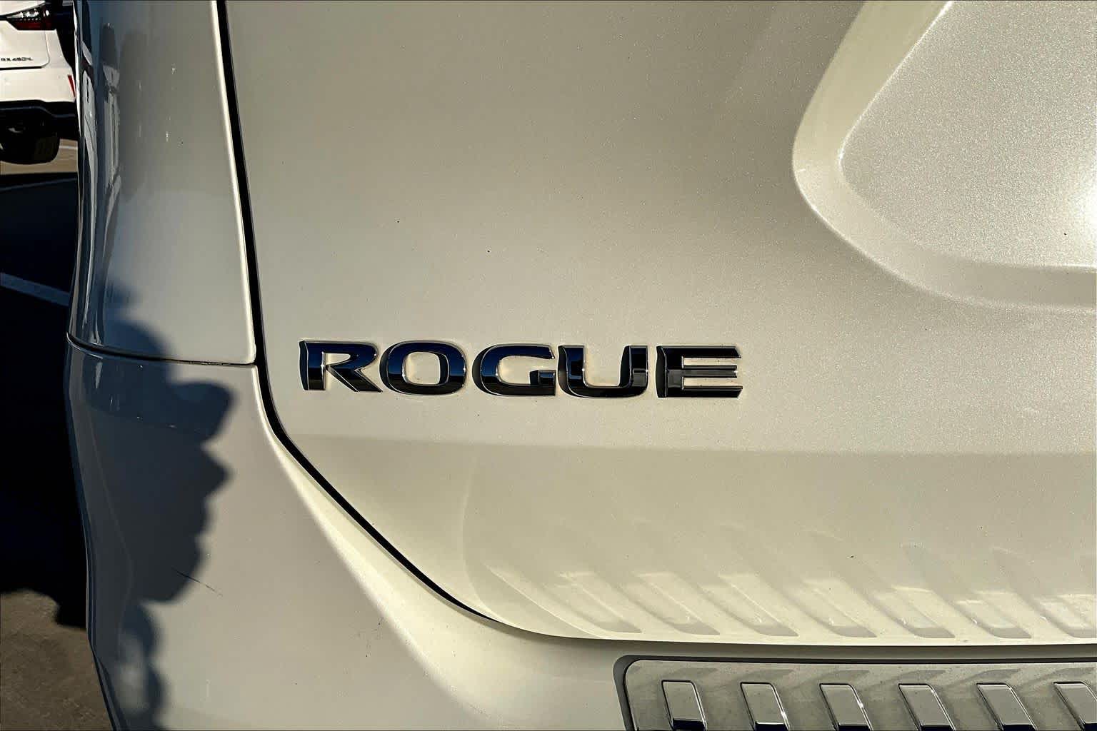 2016 Nissan Rogue SL Pearl White at HGreg Houston