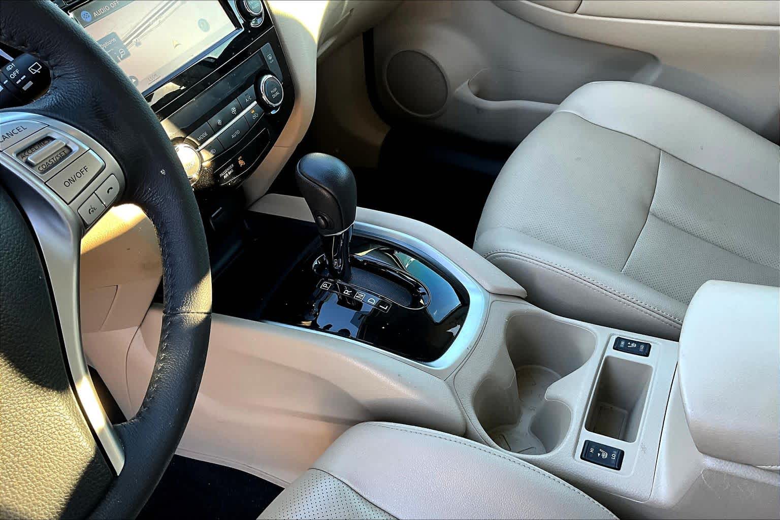 2016 Nissan Rogue SL Pearl White at HGreg Houston