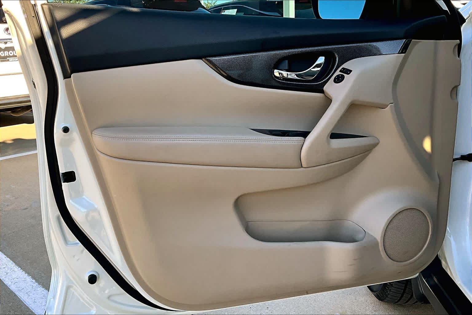 2016 Nissan Rogue SL Pearl White at HGreg Houston