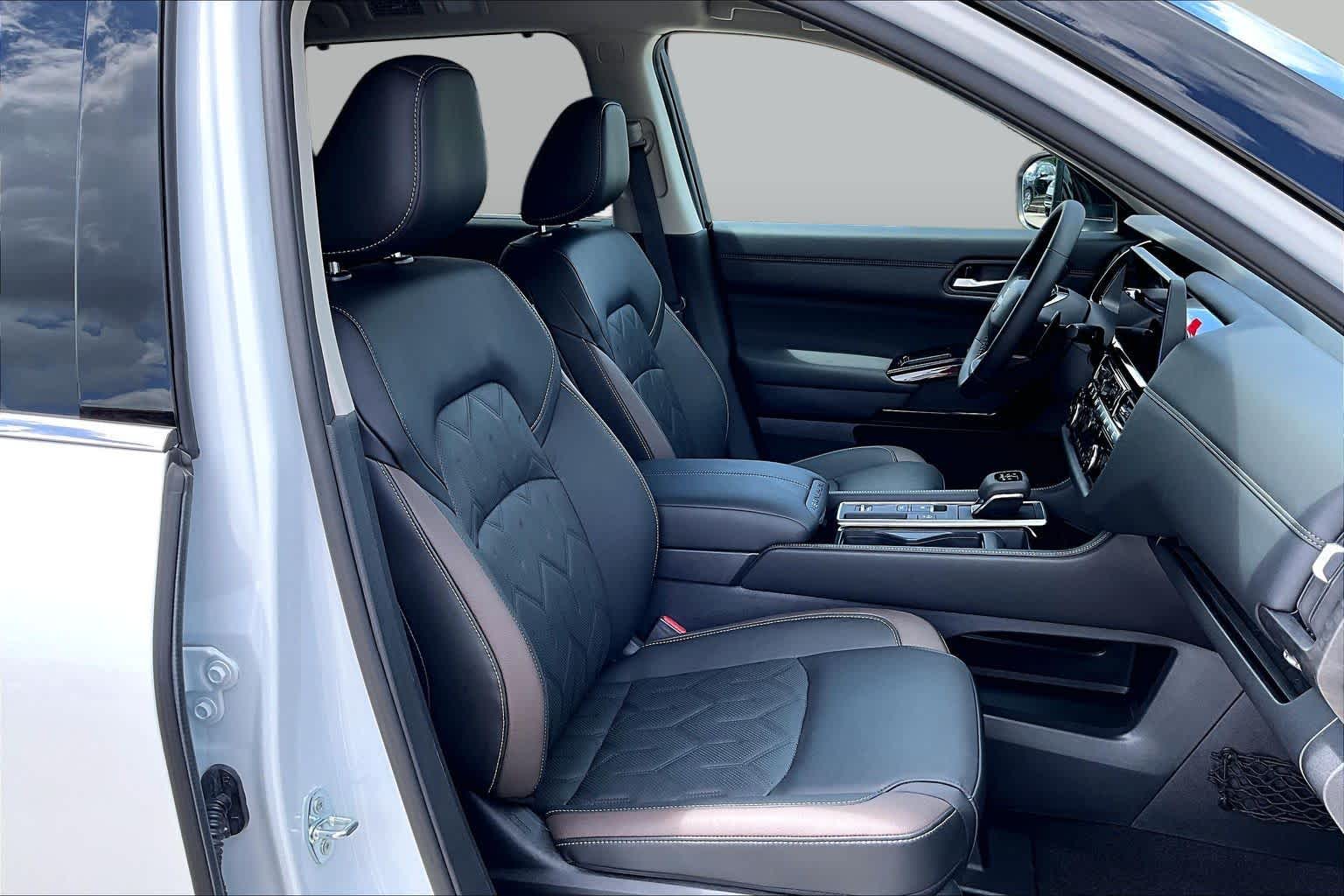 2026 Nissan Pathfinder Platinum Everest White Pearl Tricoat/Super Black at Group 1 GMC Buick South