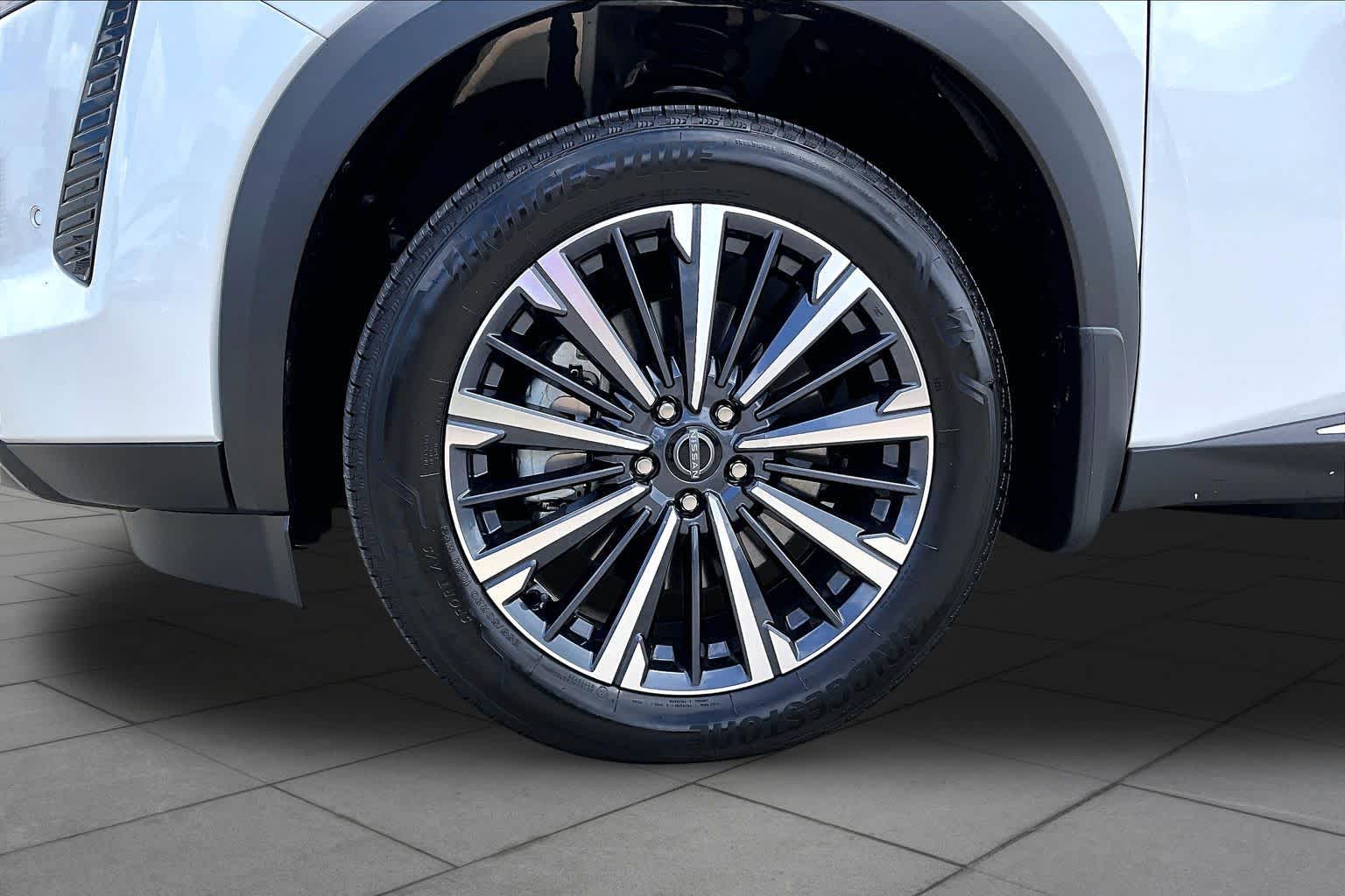 2026 Nissan Pathfinder Platinum Everest White Pearl Tricoat/Super Black at Group 1 GMC Buick South