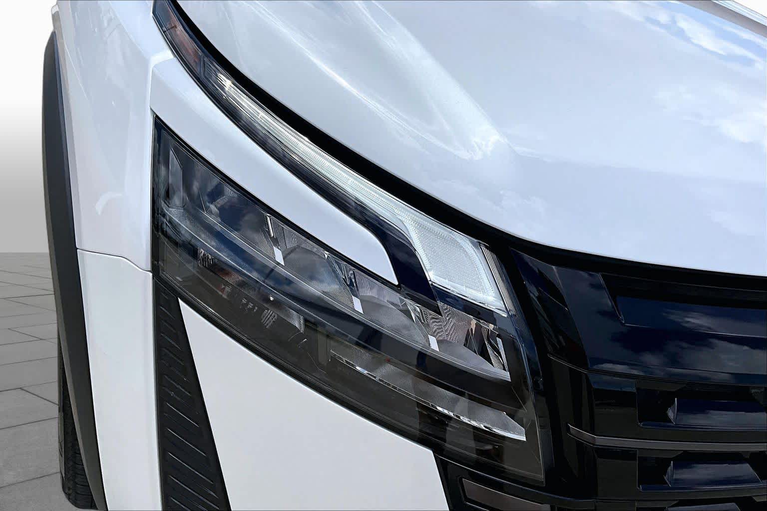 2026 Nissan Pathfinder Platinum Everest White Pearl Tricoat/Super Black at Group 1 GMC Buick South