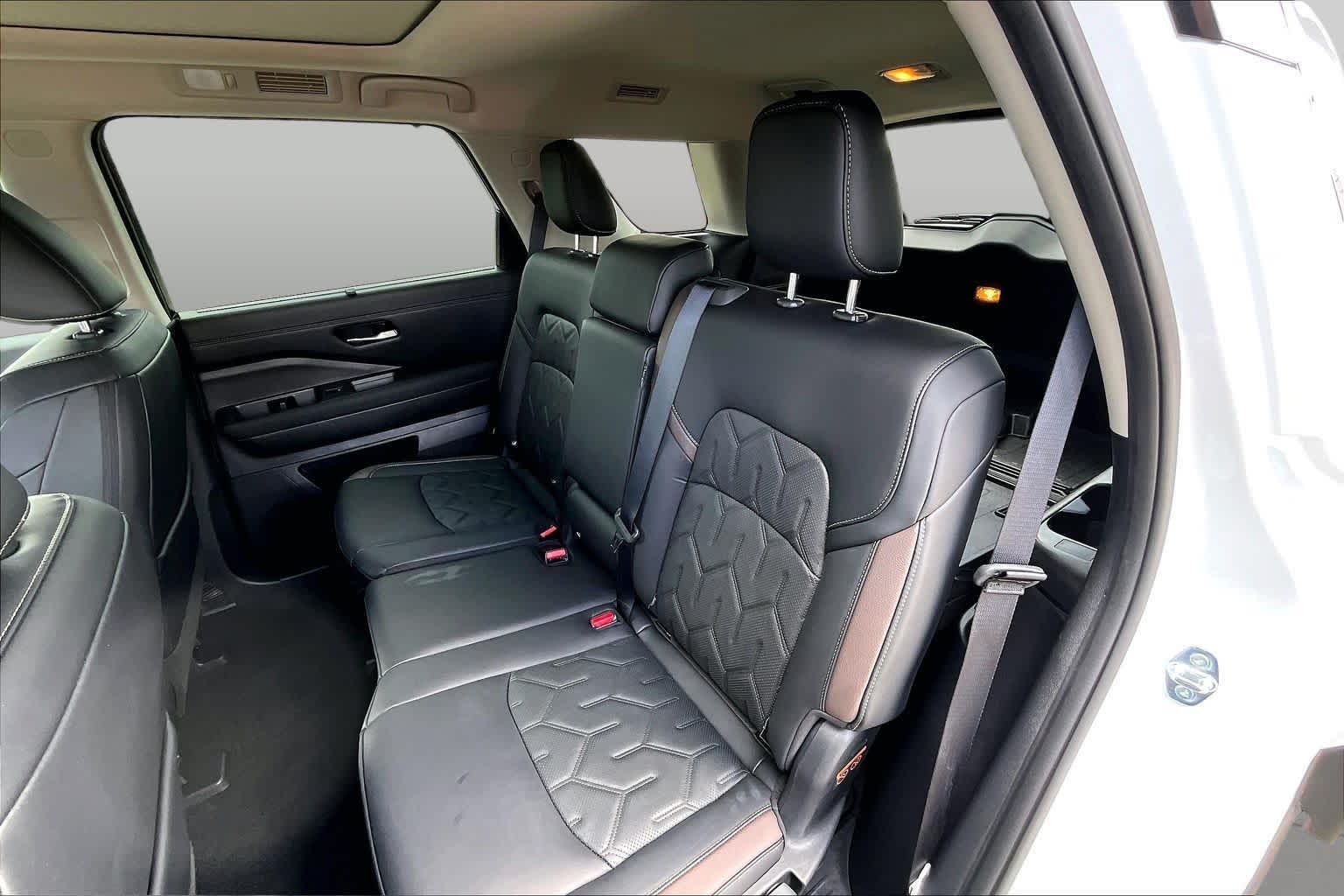2026 Nissan Pathfinder Platinum Everest White Pearl Tricoat/Super Black at Group 1 GMC Buick South