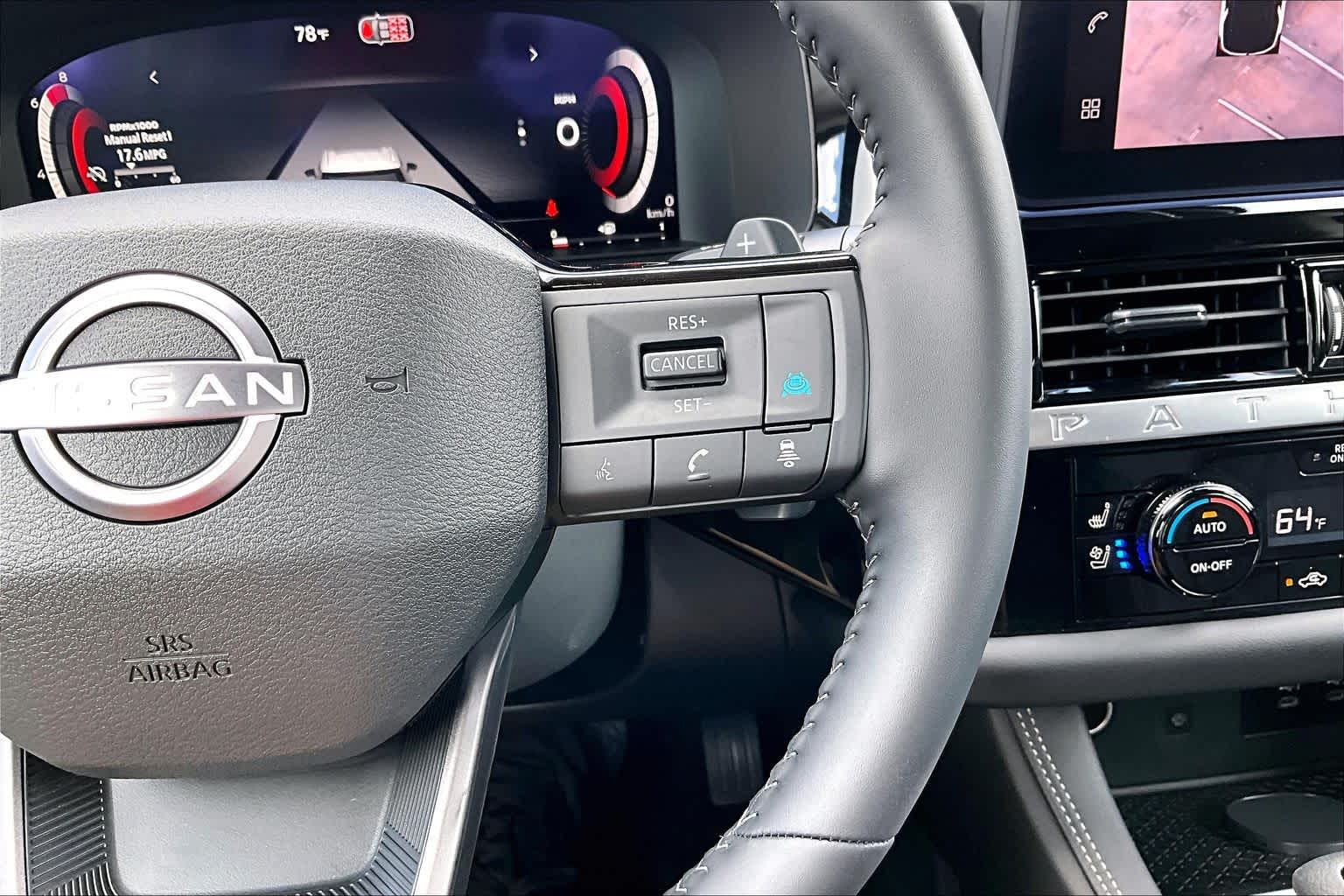 2026 Nissan Pathfinder Platinum Everest White Pearl Tricoat/Super Black at Group 1 GMC Buick South