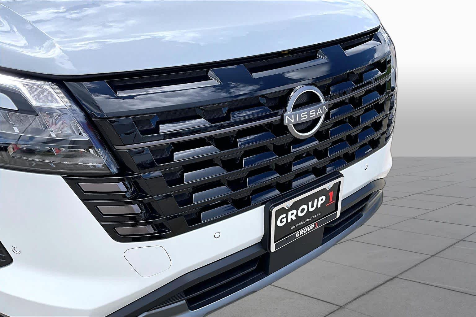 2026 Nissan Pathfinder Platinum Everest White Pearl Tricoat/Super Black at Group 1 GMC Buick South