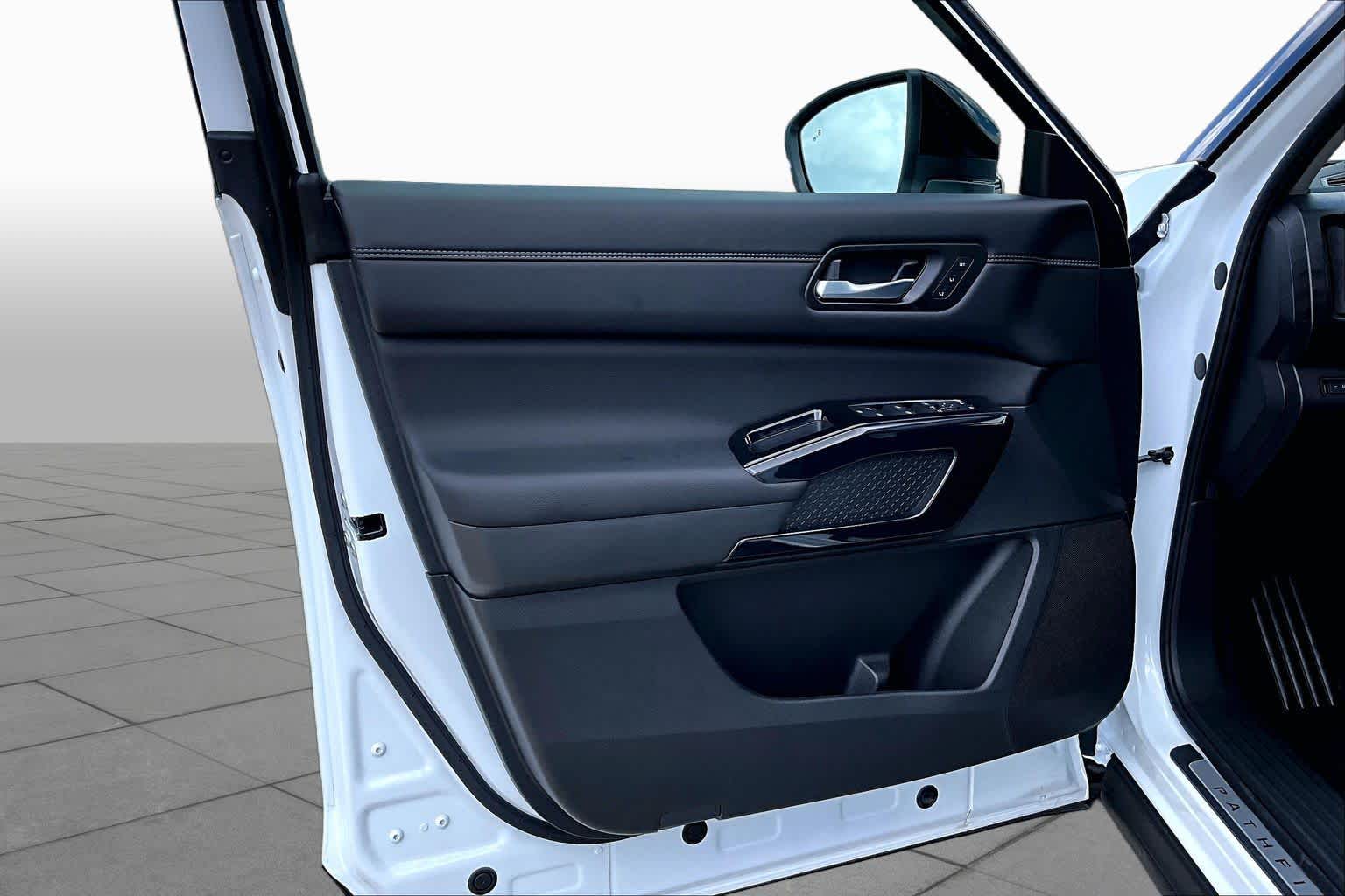 2026 Nissan Pathfinder Platinum Everest White Pearl Tricoat/Super Black at Group 1 GMC Buick South