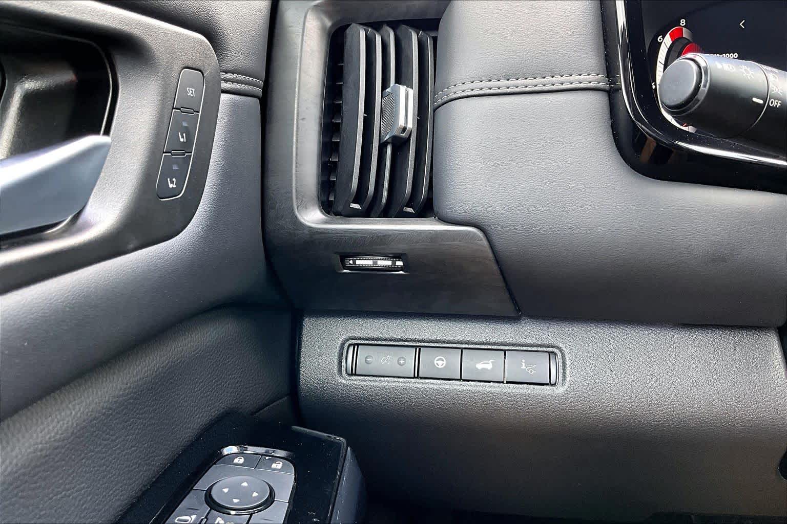 2026 Nissan Pathfinder Platinum Everest White Pearl Tricoat/Super Black at Group 1 GMC Buick South