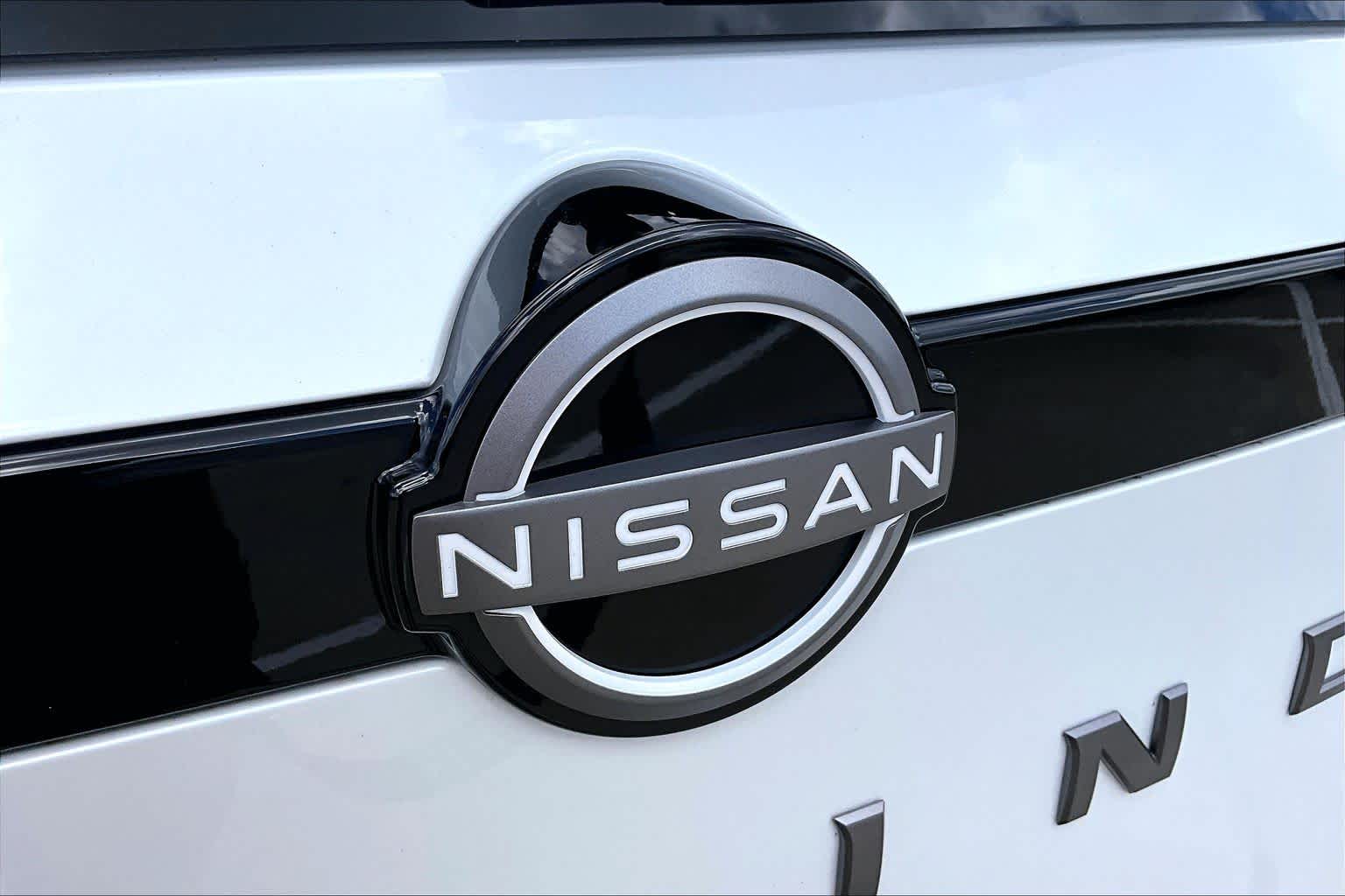 2026 Nissan Pathfinder Platinum Everest White Pearl Tricoat/Super Black at Group 1 GMC Buick South