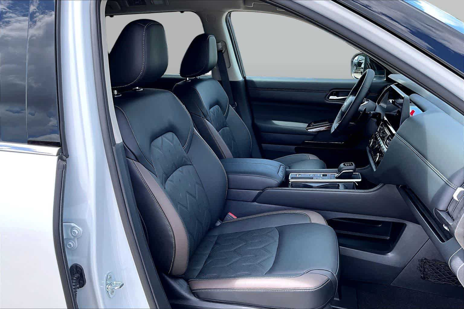 2026 Nissan Pathfinder Platinum Everest White Pearl Tricoat/Super Black at Group 1 Toyota Southwest