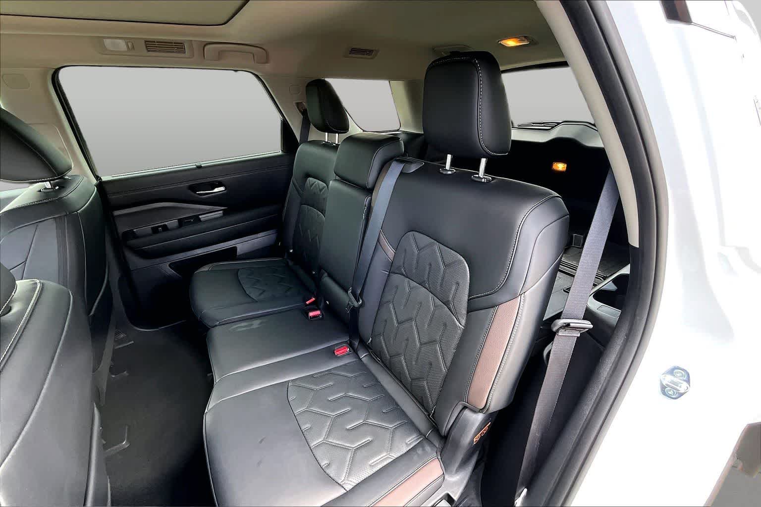 2026 Nissan Pathfinder Platinum Everest White Pearl Tricoat/Super Black at Group 1 Toyota Southwest