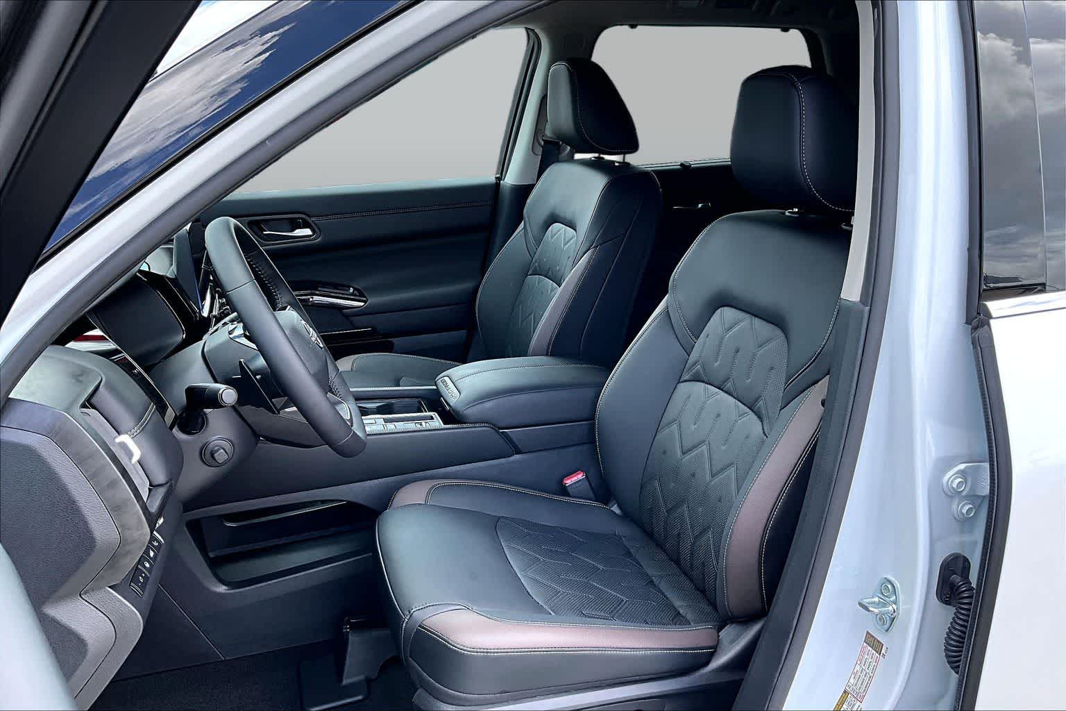 2026 Nissan Pathfinder Platinum Everest White Pearl Tricoat/Super Black at Group 1 Toyota Southwest