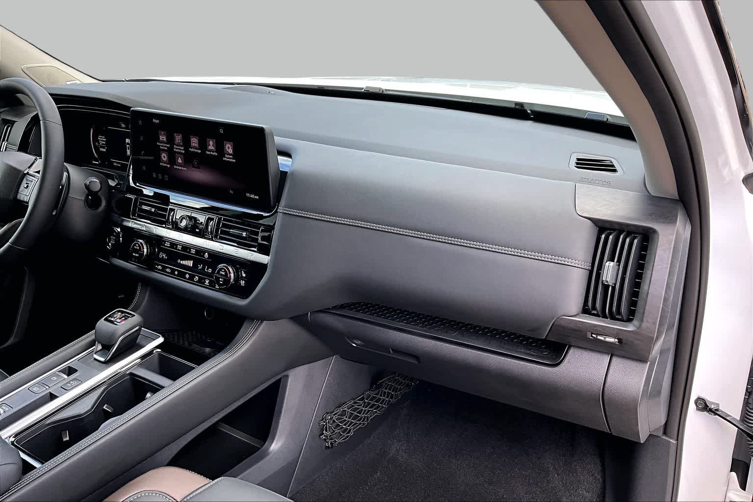 2026 Nissan Pathfinder Platinum Everest White Pearl Tricoat/Super Black at Group 1 Toyota Southwest