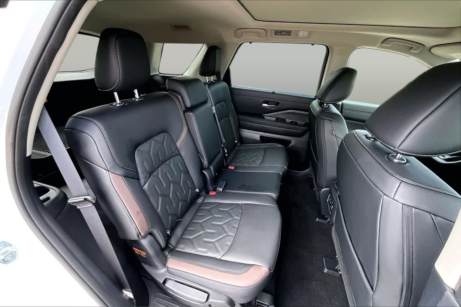 2026 Nissan Pathfinder Platinum Everest White Pearl Tricoat/Super Black at Group 1 Toyota Southwest