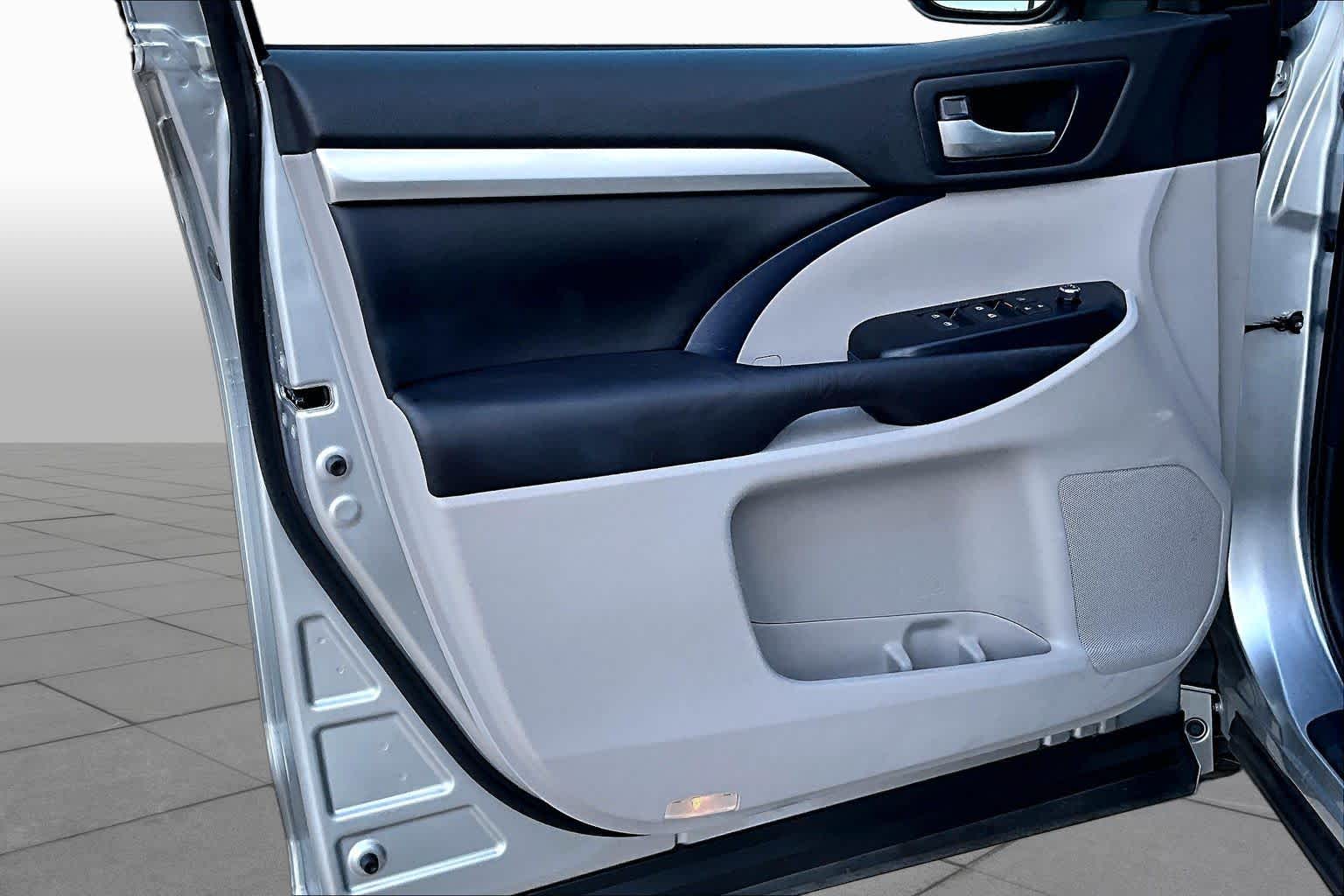2016 Toyota Highlander XLE Silver Sky Metallic at AutoNation Toyota Gulf Fwy