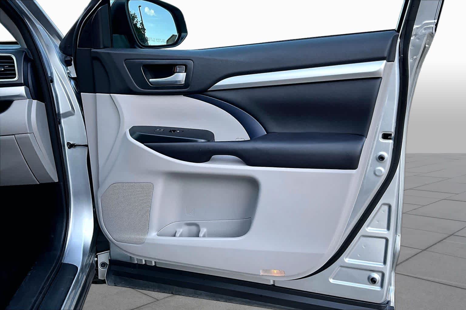 2016 Toyota Highlander XLE Silver Sky Metallic at AutoNation Toyota Gulf Fwy