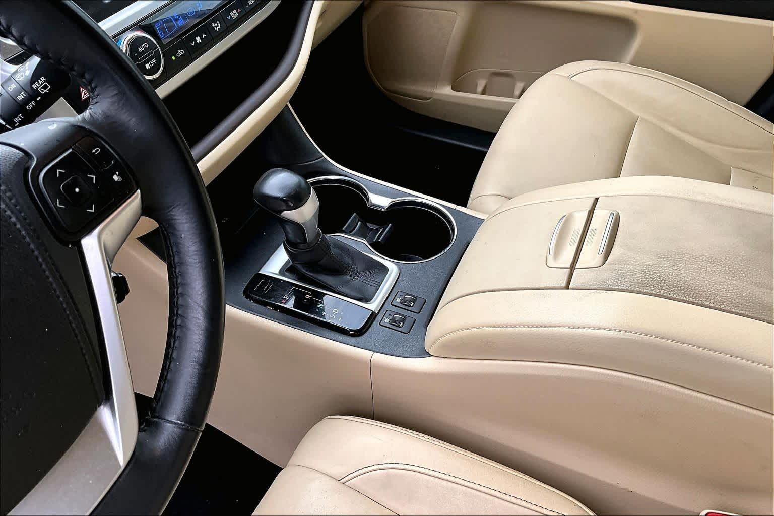 2015 Toyota Highlander XLE Blizzard Pearl at AutoNation USA Katy