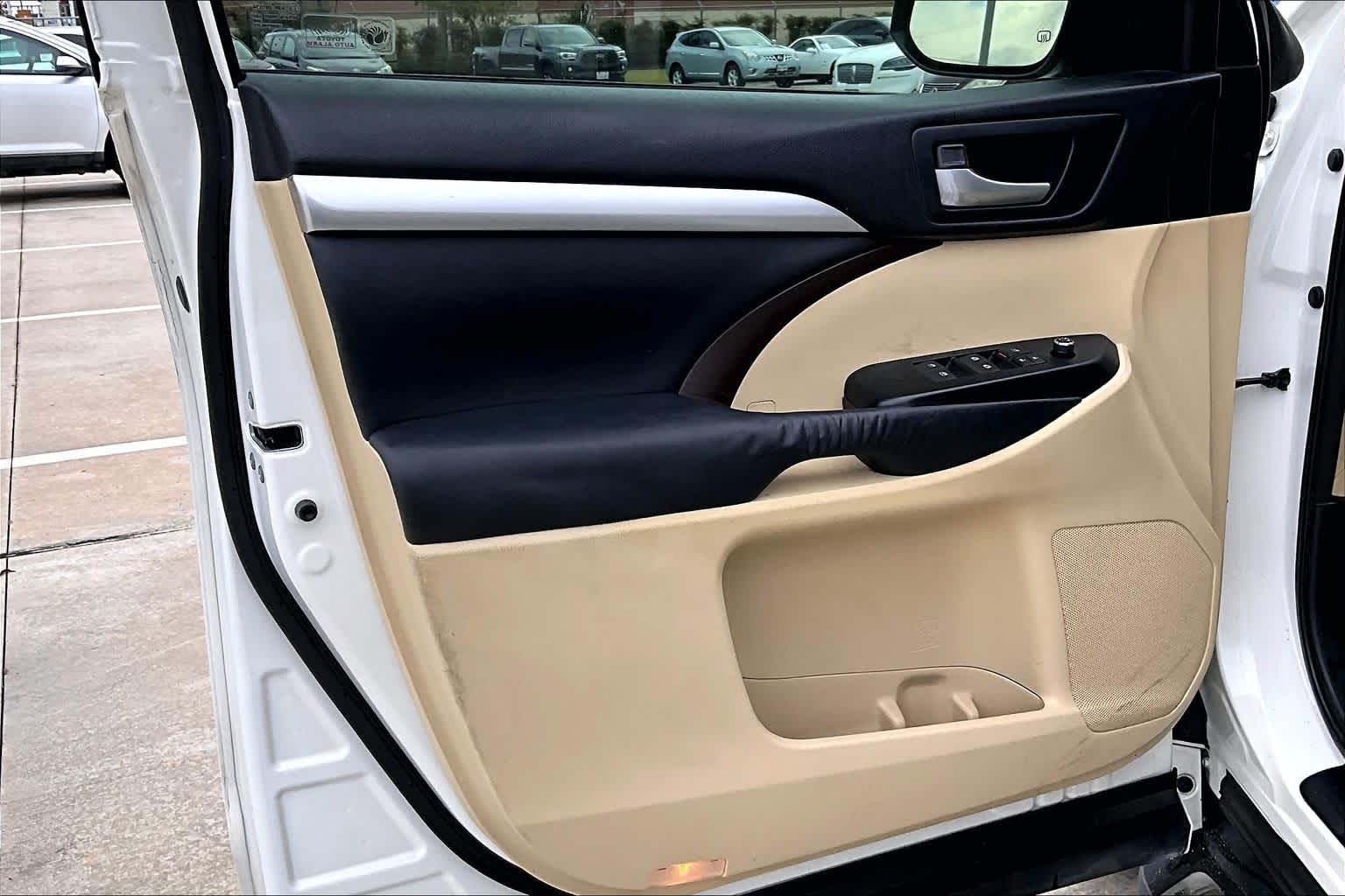 2015 Toyota Highlander XLE Blizzard Pearl at AutoNation USA Katy